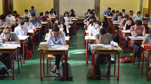 Gli studenti si preparano alle prove scritte di italiano per gli esami di maturità al liceo classico Michelangiolo a Firenze, 22 Giugno 2016