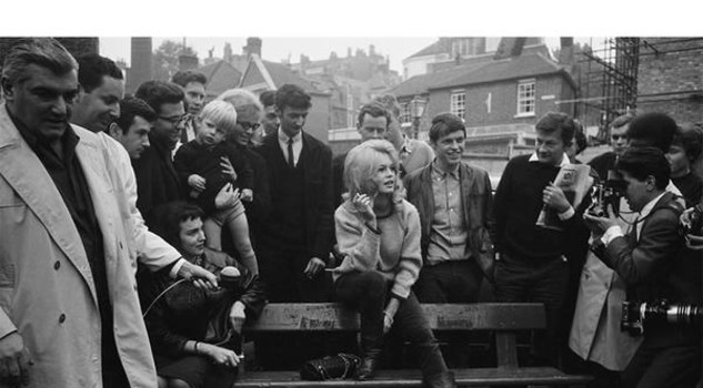 (Brigitte Bardot con la borsa 2.55 durante una visita a Londra nel 1963)