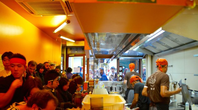 Studenti, parigini, turisti  affollano il piccolo ramen bar, il Kotteri Ramen Naritake in Rue des Petit Champs a Parigi