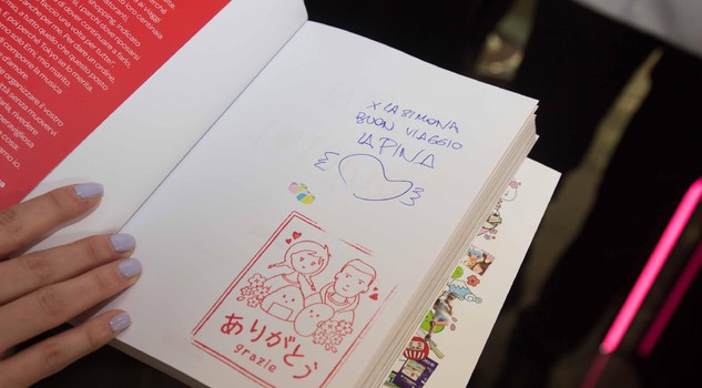 La Pina 'I Love Tokyo' (Vallardi editore), la conduttrice firma autografi del suo libro