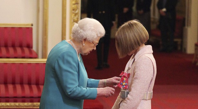 Gb: Anna Wintour riceve il titolo di dama da regina