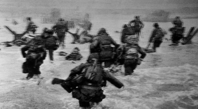 Lo sbarco in Normandia,  Omaha Beach , June 6, 1944. Robert Capa Retrospective'. bassano del Grappa TREOCI.ORG/ ROBERT CAPA/ INTERNATIONAL CENTER OF PHOTOGRAPHY/ MAGNUM PHOTOS