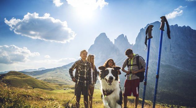 Trekking (con il cane) sulle Dolomiti foto piola666 iStock.