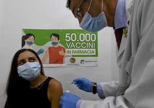 Vaccini: Napoli; le farmacie toccano 50mila dosi somministrate