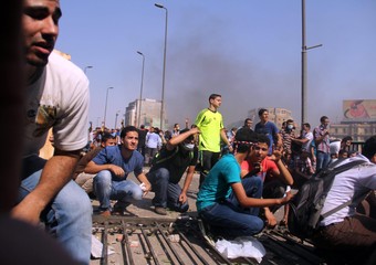 Dimostranti dei Fratelli Musulmani si scontrano con la polizia