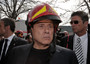 Il 7 aprile 2009 Berlusconi visita il centro storico dell'Aquila con casco da pompiere