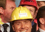 Il Cavaliere indossa un casco in una foto del dicembre 2001 scattata dopo l'abbattimento dell'ultimo diaframma della galleria Raticosa
