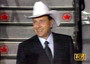 In un fermo immagine, l'allora premier all'arrivo a Calgary (Canada) in occasione del G8, nel giugno 2006. Indossa un cappello bianco da cow boy, lo stetson