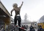 Le manifestanti hanno sfidato il freddo e le temperature polari della localita' alpina nel cantone dei Grigioni