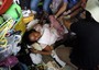 Una bambina e' nata in un riparo di fortuna a Tacloban, la citta' spazzata via dal super tifone Haiyan