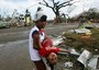 In fuga dalla furia del tifone Haiyan. Tra le macerie i soccorsi alle vittime