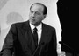 I magistrati di Mani Pulite fanno recapitare il 22 novembre 1994, durante la conferenza mondiale  sul crimine a Napoli, all'allora presidente del Consiglio Silvio Berlusconi un avviso di garanzia  per concorso in corruzione