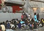 Immigrazione, nave della Marina Militare trasferisce 700 migranti da Lampedusa a Messina e in Calabria