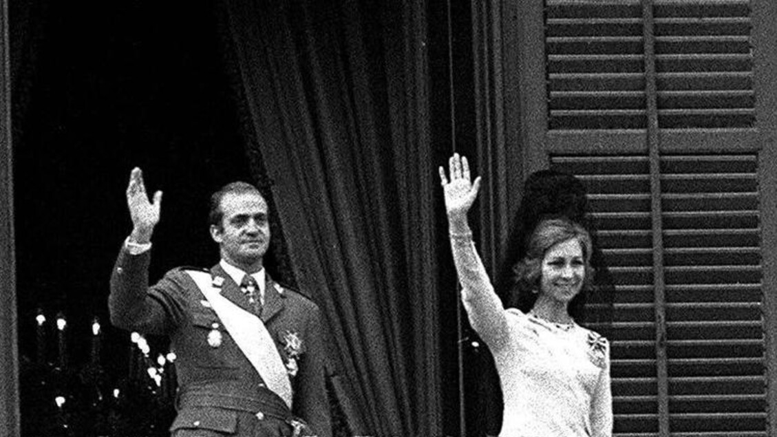 La proclamazione del re di Spagna Juan Carlos I con la moglie, la regina Sofia, nel novembre del 1975