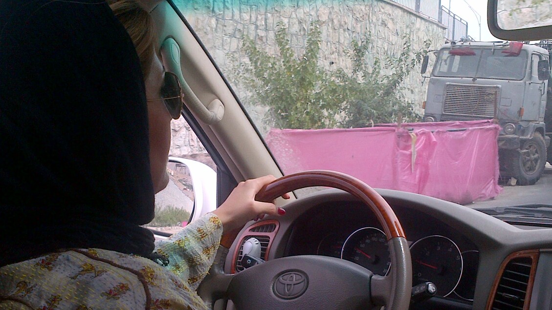 Una donna si trucca al volante del suo grande Suv