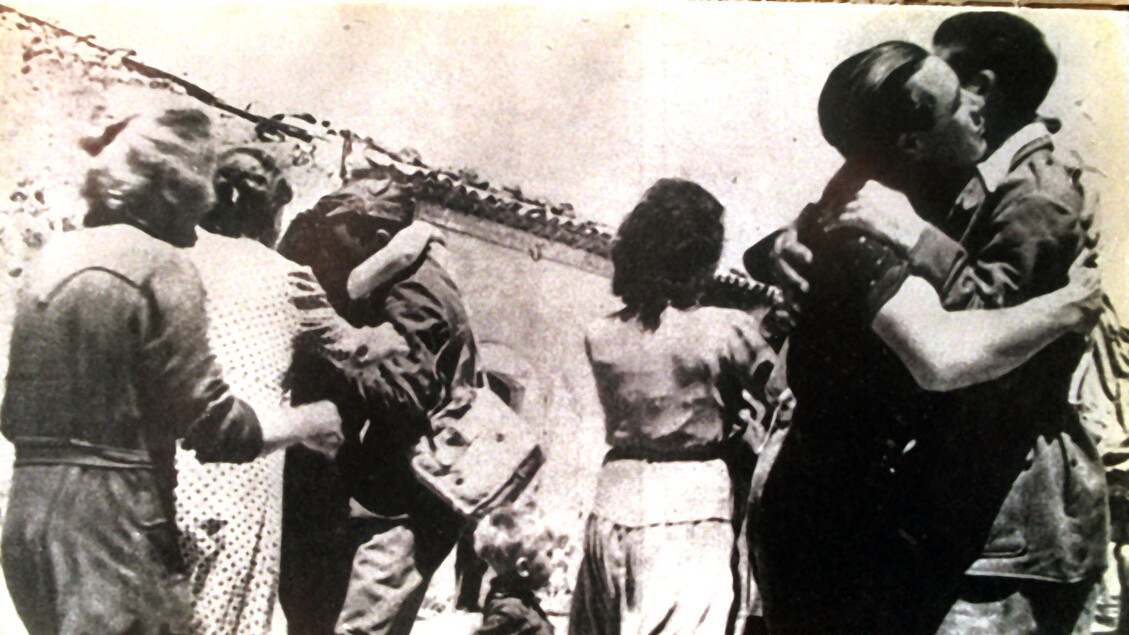 Abbracci in piazza dopo l 'annuncio dell 'armistizio, l '8 settembre 1943 - RIPRODUZIONE RISERVATA