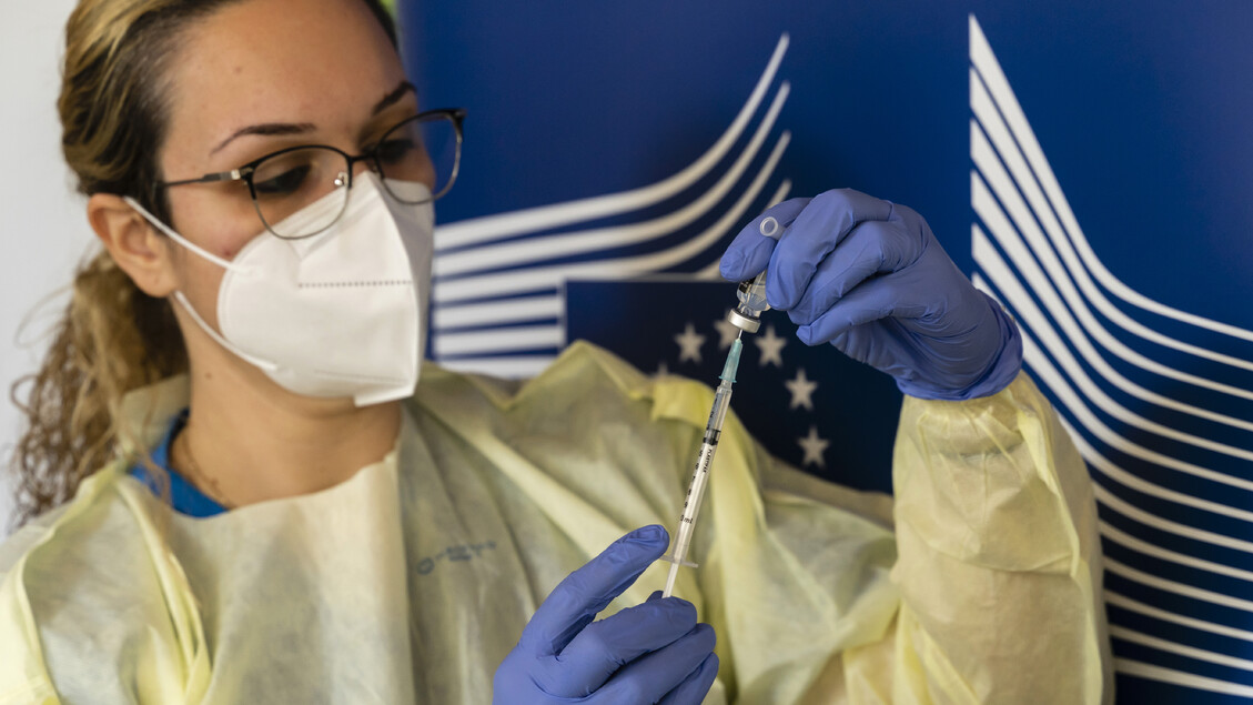 Infermiera prepara dose vaccino in una casa di riposo a Melathron Eugirias, Nicosia, Cipro - RIPRODUZIONE RISERVATA