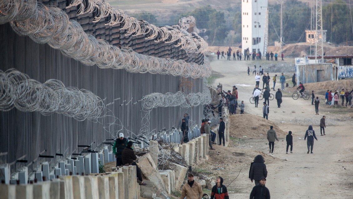 Displaced Palestinians flee to Gaza-Egypt border © ANSA/EPA