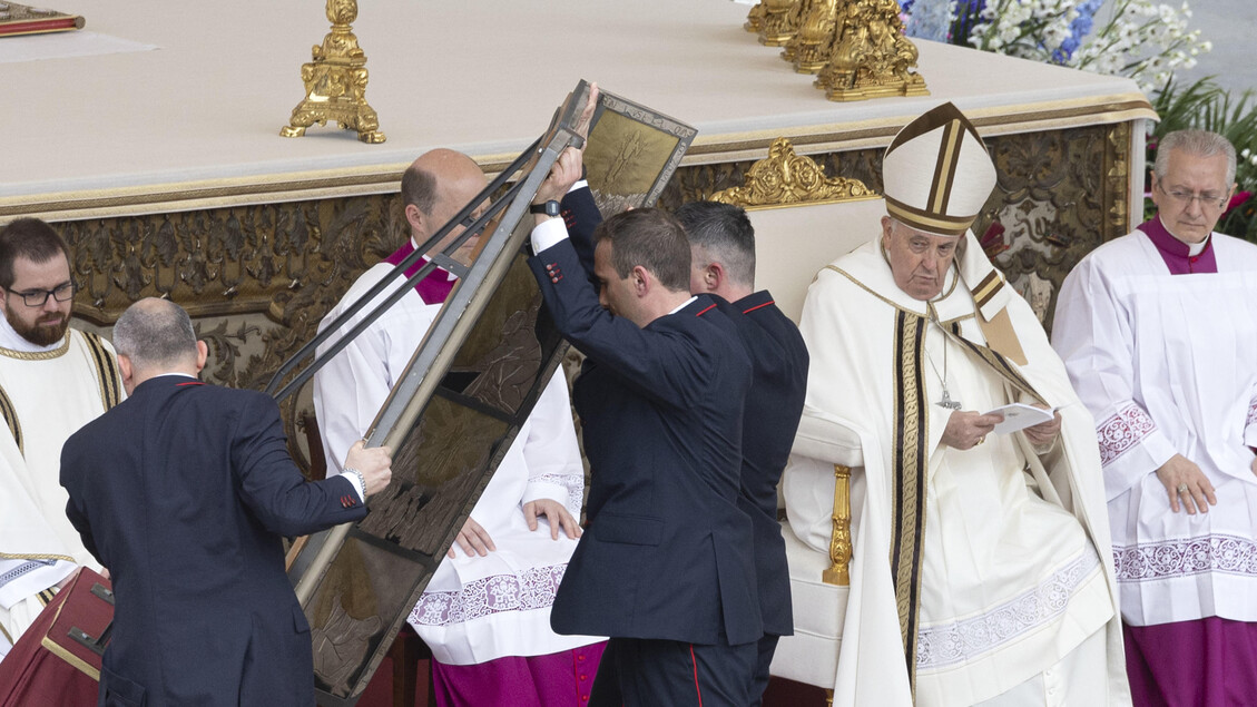 Il Papa in Piazza San Pietro per la messa di Pasqua - RIPRODUZIONE RISERVATA