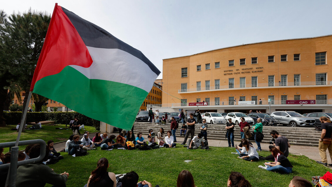 'Riempiamo di bandierine palestinesi la facoltà ', flashmob a Scienze Politiche a La Sapienza - RIPRODUZIONE RISERVATA