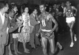 L'atleta etiope Abebe Bikila corre scalzo durante la maratona delle Olimpiadi del 1960 a Roma © Ansa