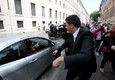 Renzi esce dal Quirinale e si ferma a salutare passanti © ANSA
