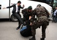 Il consigliere di Erdogan, Yusuf Yerkel, prende a calci un manifestante (ANSA)