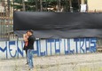 Un drappo nero su cancellata autolavaggio a Scampia © Ansa