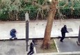 Un fermo immagine tratto dal filmato di un videoamatore postato su Youtube mostra un momento  dell'assalto al giornale satirico Charlie Hebdo, 7 gennaio 2015 © Ansa
