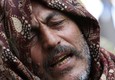 Il dolore di un uomo per i cristiani copti uccisi in Libia (ANSA)