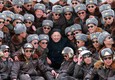 Kim Jong-un in posa con i soldati © Ansa
