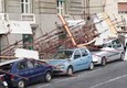 A Napoli impalcatura crolla su auto in sosta, nessun ferito © ANSA