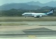 Video primo Boeing 747 commerciale che atterra all'aeroporto di Olbia © ANSA