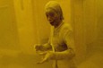 Marcy Borders, 38 anni di Bayonne, New Jersey, coperta di polvere mentre cerca riparo in un ufficio  dopo il primo crollo alle torri del World Trade Center l'11 settembre 2001 © Ansa