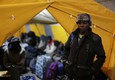Un migrante aspetta davanti a una tenda allestita per le operazioni di evacuazione della 'giungla' di Calais © Ansa