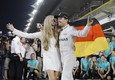F1: la festa di Nico Rosberg con la moglie © 