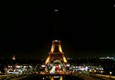 La Tour Eiffel si spegne per le vittime di Aleppo © ANSA