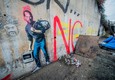 Il murales di Steve Jobs visto da Banksy all'ingresso del campo profughi di Calais © Ansa