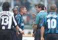 26 aprile 1998: Diego Pablo Simeone (secondo da sinistra) protesta duramente con l'arbitro Ceccarini (destra) che ha negato il rigore all'Inter per il famoso intervento di Juliano (di spalle) su Ronaldo in Juve-Inter di quell'anno, decisiva per il titolo © Ansa