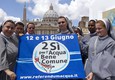 Un gruppo in piazza San Pietro in difesa dell'acqua pubblica a pochi giorni dal referendum © 