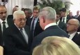 L'ultimo regalo di Peres, stretta di mano Abu Mazen-Netanyahu © ANSA