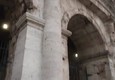 Vandali scrivono 'Morte' su un pilastro del Colosseo © ANSA