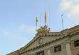 Abbassata bandiera spagnola da municipio catalano © ANSA