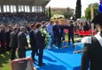 Funerali di Scarponi, bara entra in campo sportivo tra applausi © ANSA