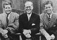 1938 - JFK (a destra) con il padre  Joseph P. Kennedy e il fratello Joseph P. Kennedy Jr © 