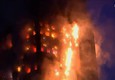 Urla disperate tra le fiamme del grattacielo di Londra © ANSA