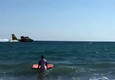 Canadair prende l'acqua nel mare di Ostia © ANSA