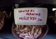 Manovra: 'manina' diventa gadget in strada presepi a Napoli © ANSA