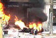 Scontri durante il corteo a Parigi, auto in fiamme © ANSA