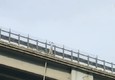 La bimba lanciata dal ponte secondo i soccorritori è morta sul colpo (ANSA)